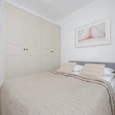 Metro Targowek One Bedroom For 4 With Furnished Balcony By Renters