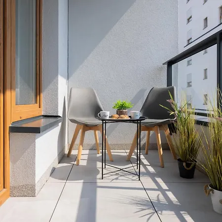 Lägenhet Metro Targowek One Bedroom For 4 With Furnished Balcony By Renters Warszawa