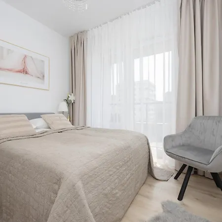 Metro Targowek One Bedroom For 4 With Furnished Balcony By Renters アパート *